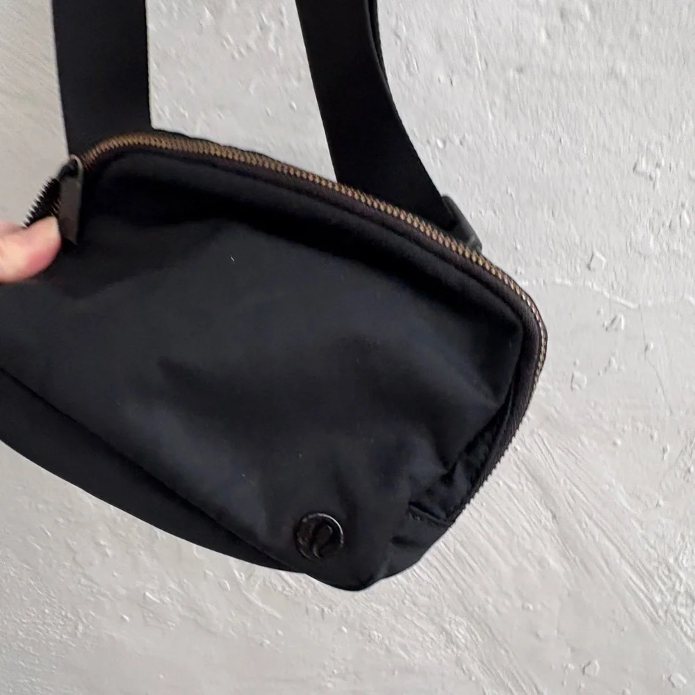 Lululemon everywhere belt bag in black - Picture 8 of 8